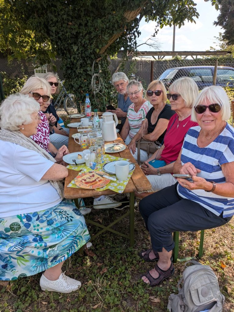 Die Frauenrunde zu Besuch im Umweltgarten Brühl